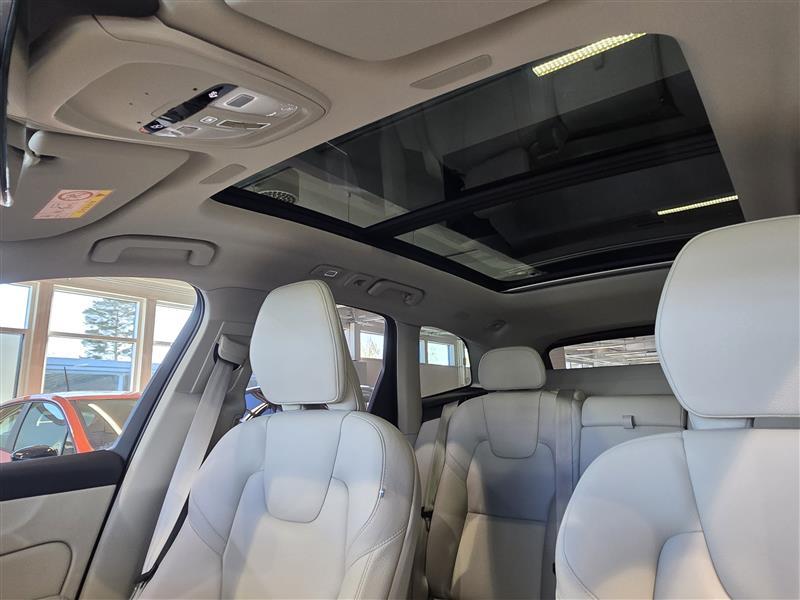 VOLVO XC60 2023