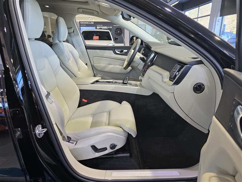 VOLVO XC60 2023