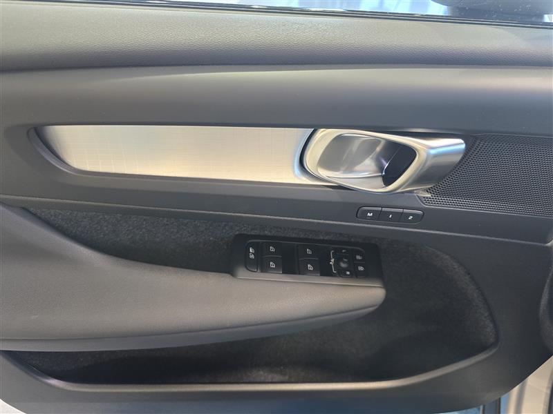 VOLVO XC40 2024