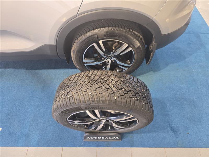 VOLVO XC40 2024