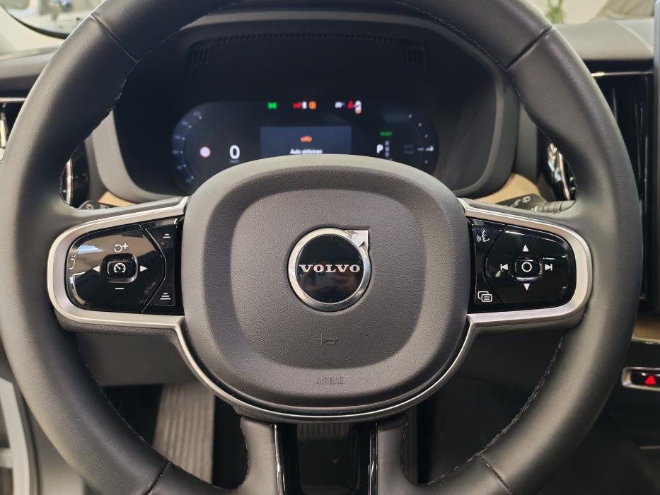 VOLVO XC60 2026
