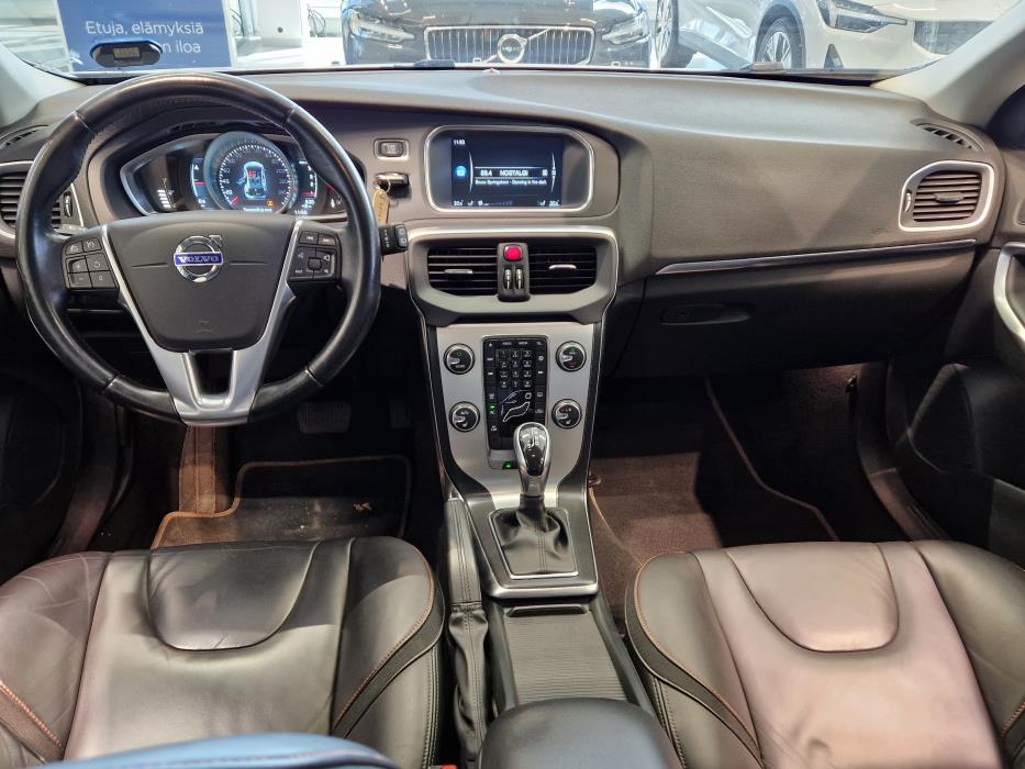 VOLVO V40 2015