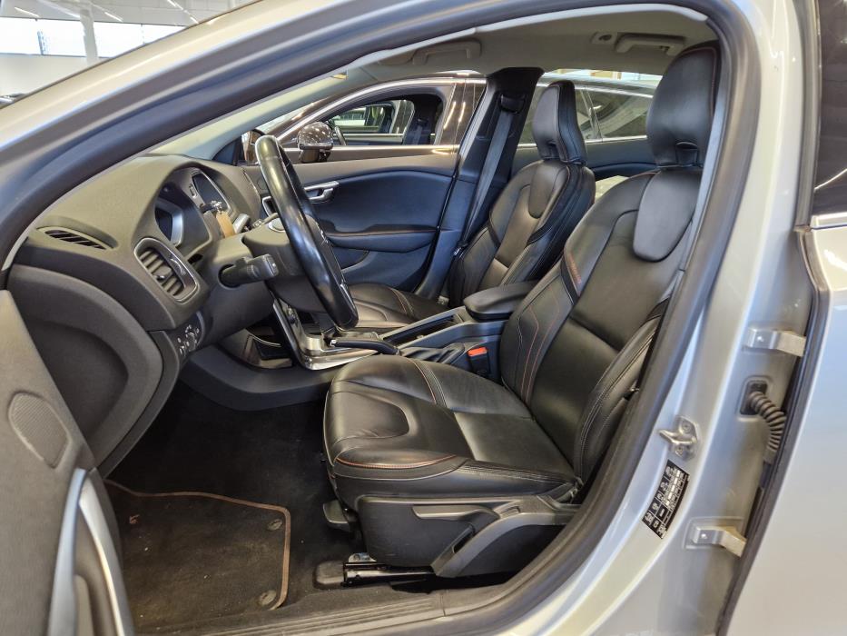 VOLVO V40 2015