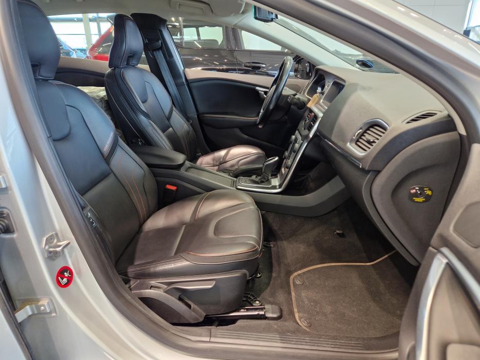 VOLVO V40 2015