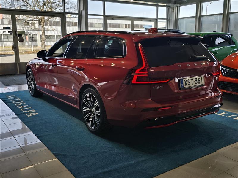 VOLVO V60 2024