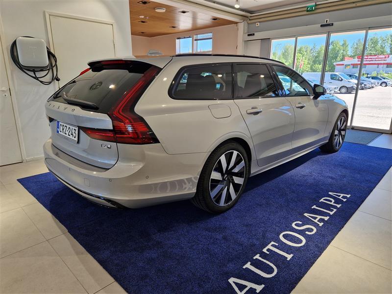 VOLVO V90 2025