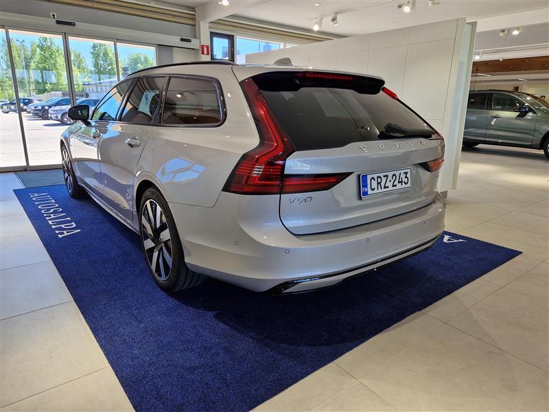 VOLVO V90 2025