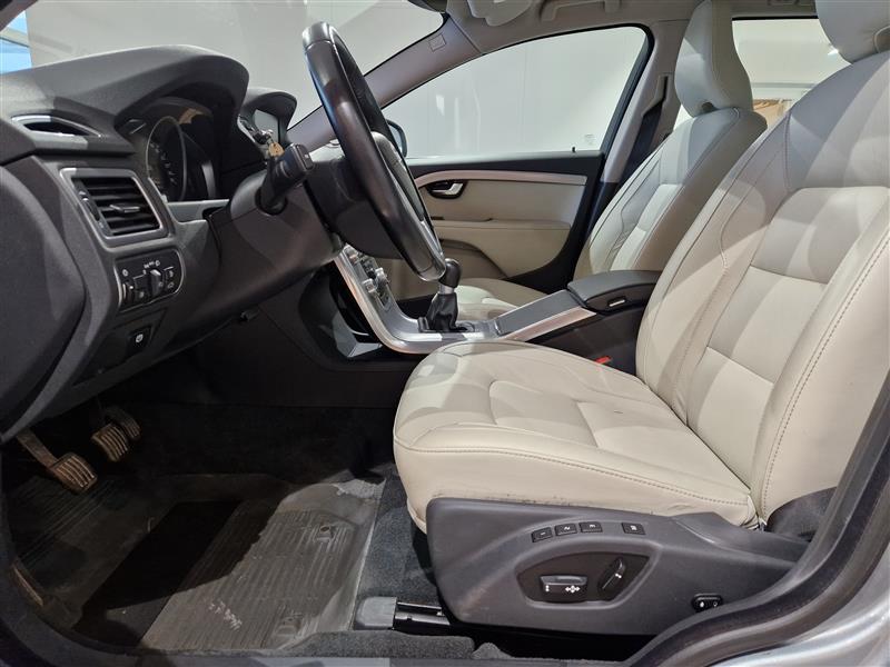 VOLVO V70 2015