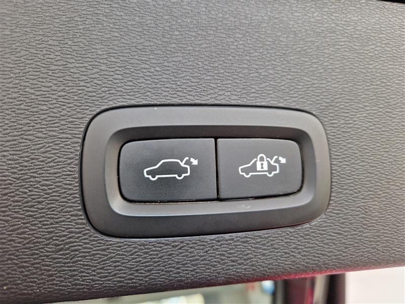 VOLVO C40 2023