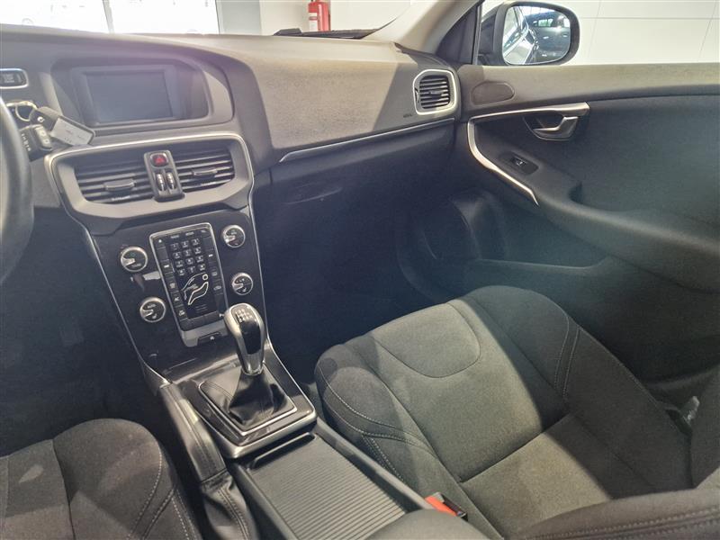 VOLVO V40 2017