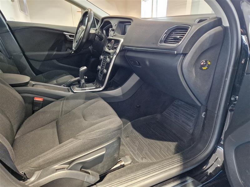 VOLVO V40 2017