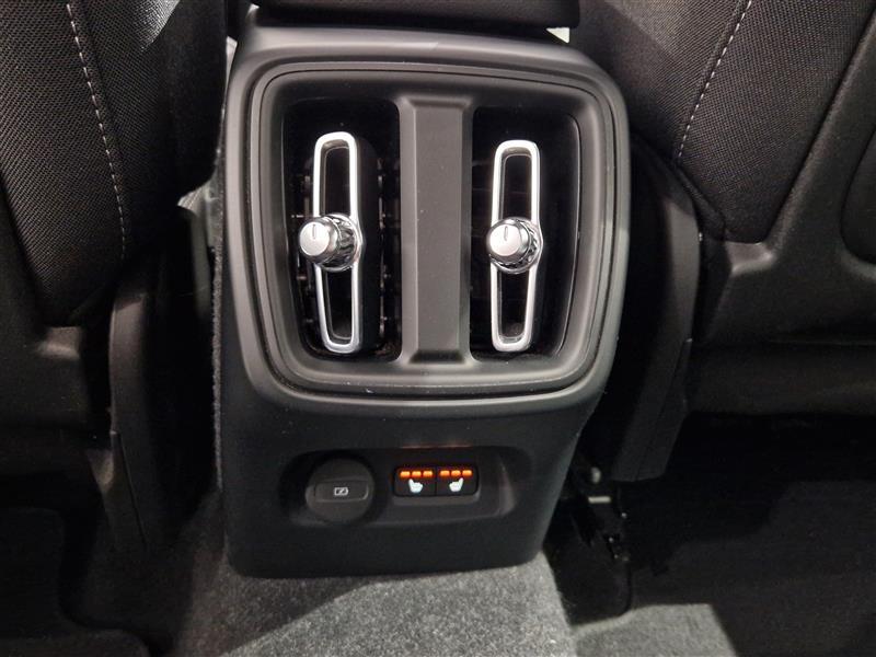 VOLVO XC40 2023