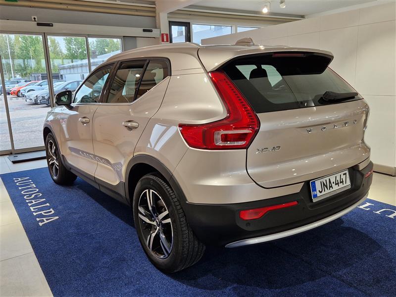 VOLVO XC40 2023