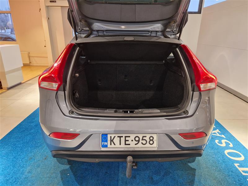 VOLVO V40 2018