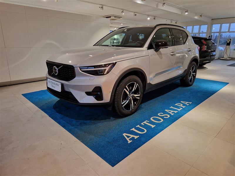 VOLVO XC40 2025