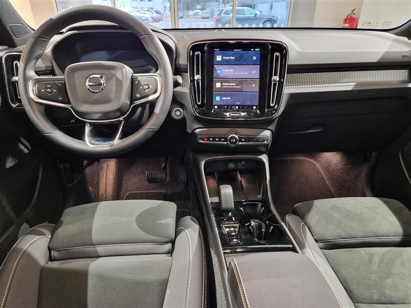 VOLVO XC40 2025