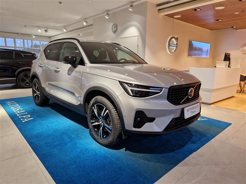 VOLVO XC40 2025