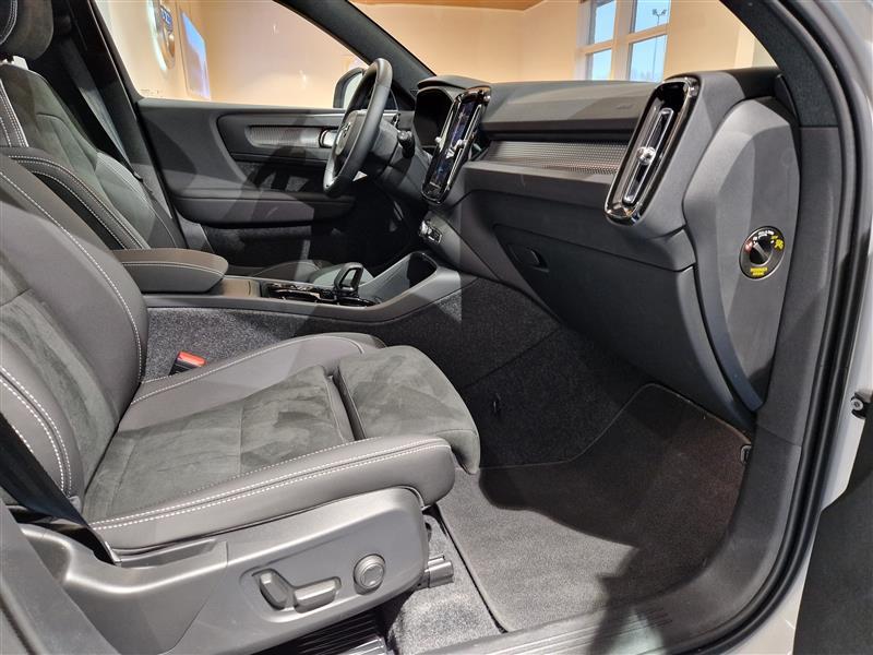 VOLVO XC40 2025