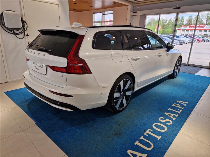 VOLVO V60 2024