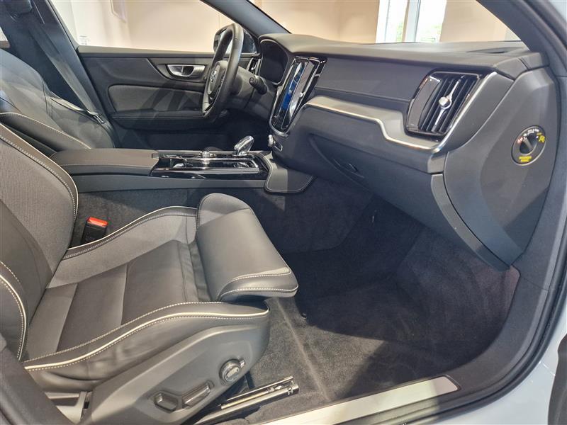 VOLVO V60 2024