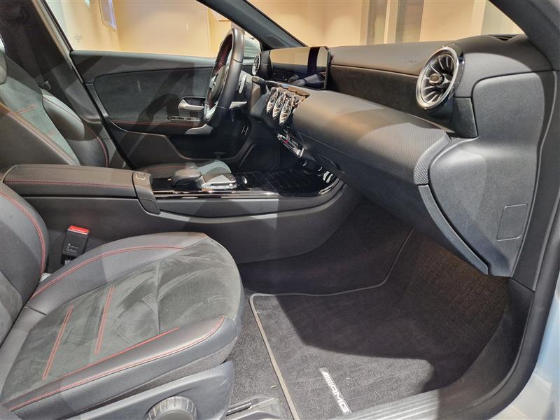 MERCEDES-BENZ A 2022