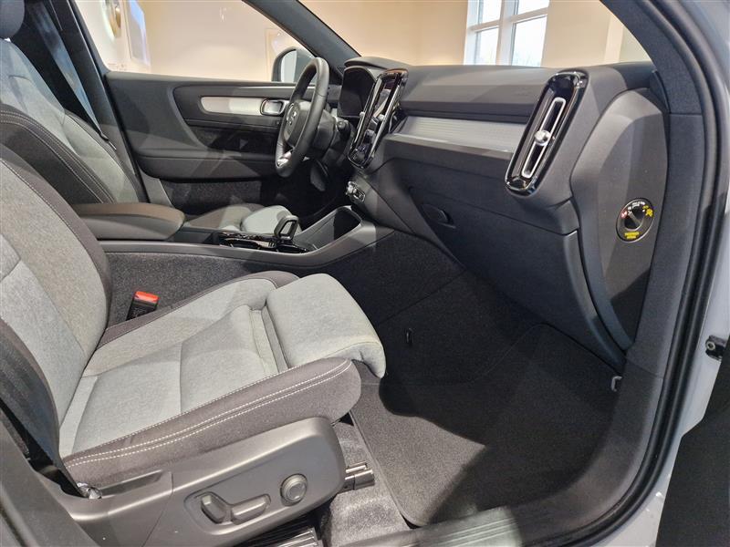 VOLVO XC40 2024