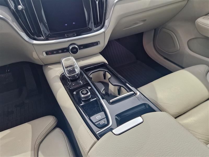 VOLVO V60 2022