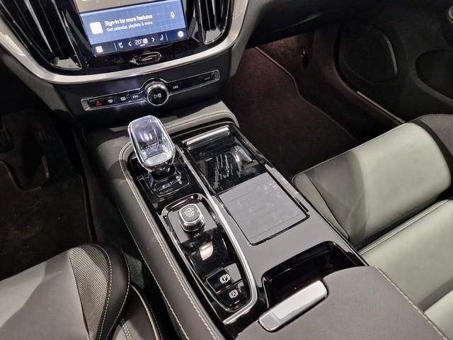 VOLVO V60 2025