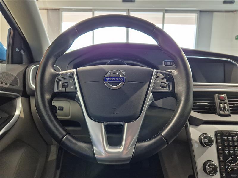 VOLVO V40 2016