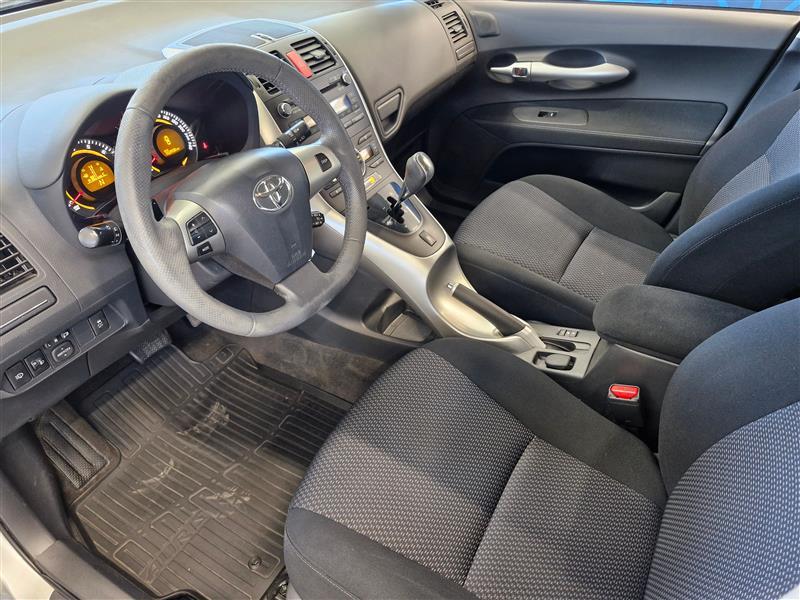 TOYOTA Auris 2011