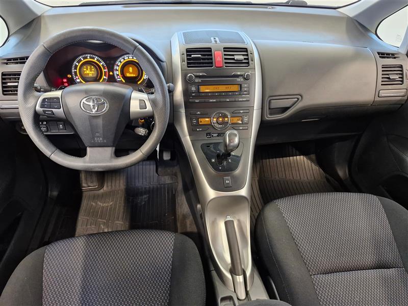 TOYOTA Auris 2011