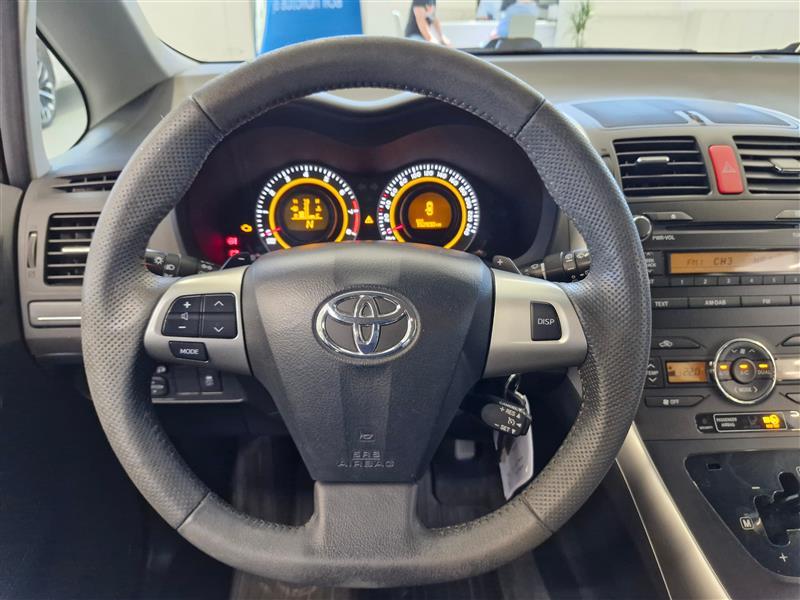 TOYOTA Auris 2011