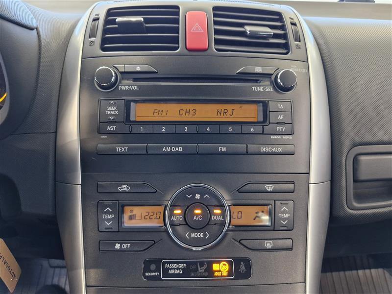 TOYOTA Auris 2011