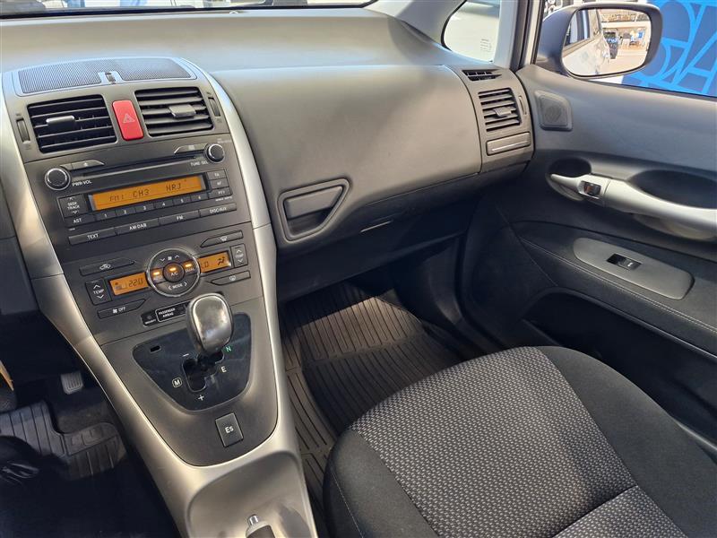 TOYOTA Auris 2011