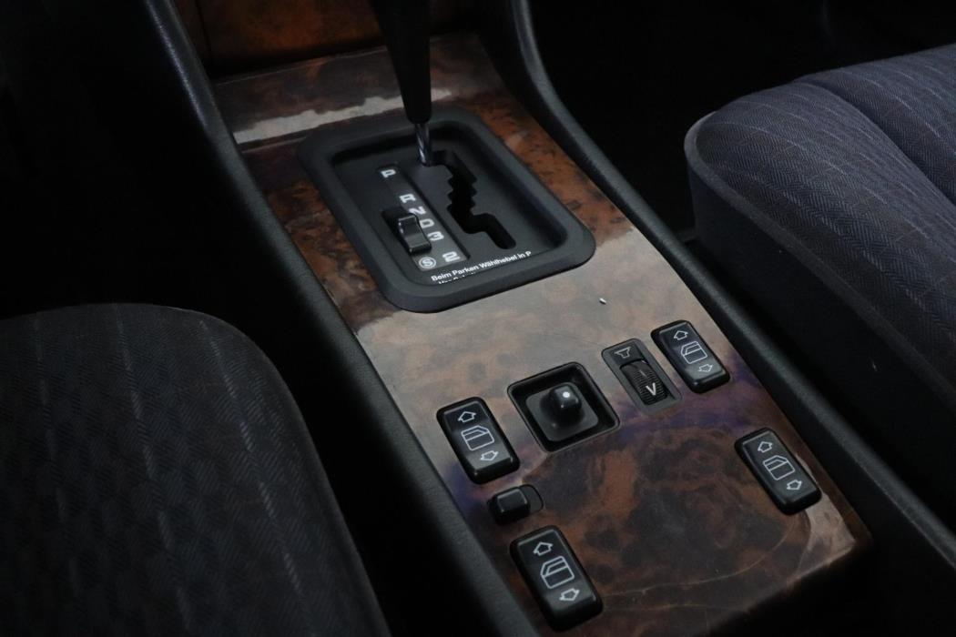 MERCEDES-BENZ 300 1992