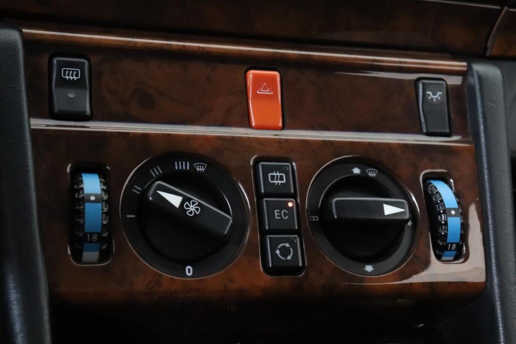 MERCEDES-BENZ 300 1992