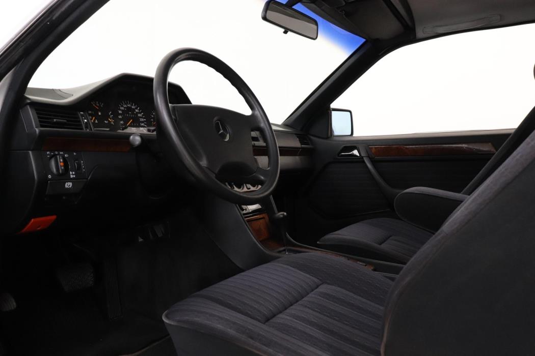 MERCEDES-BENZ 300 1992