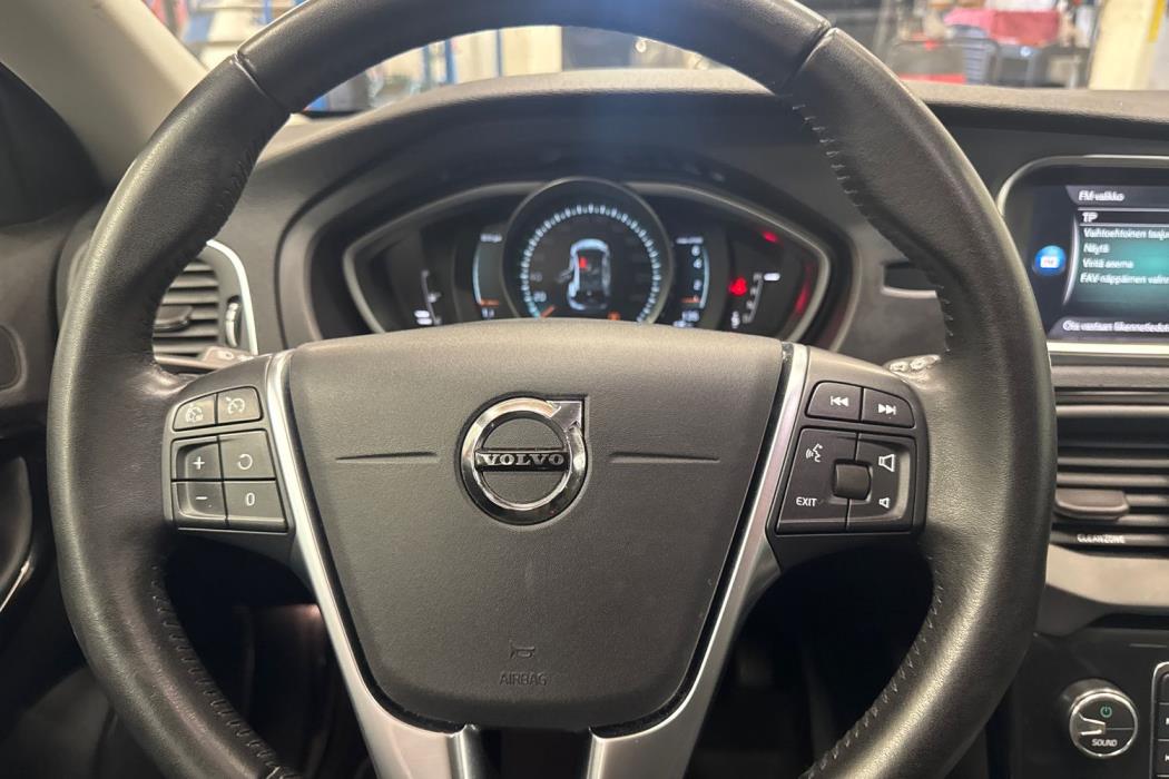 VOLVO V40 2019