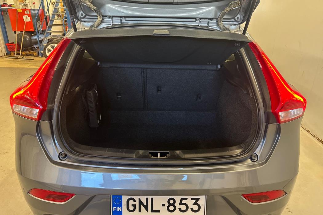 VOLVO V40 2019