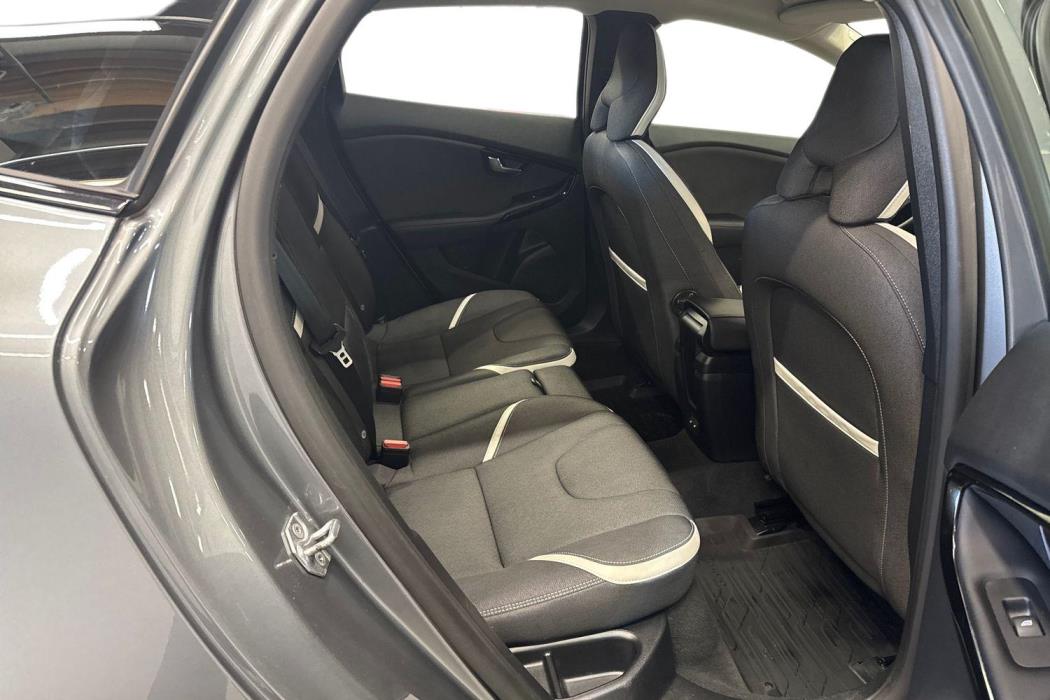 VOLVO V40 2019