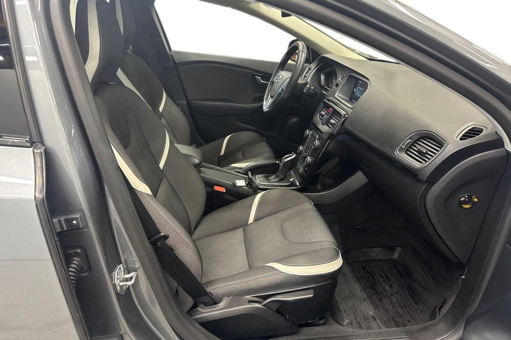 VOLVO V40 2019