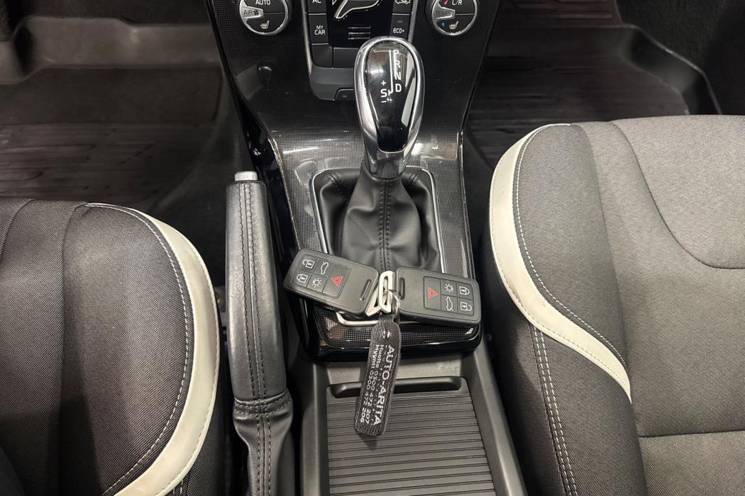 VOLVO V40 2019