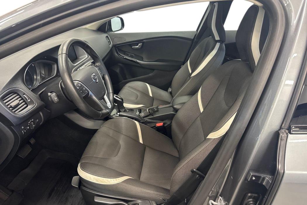 VOLVO V40 2019