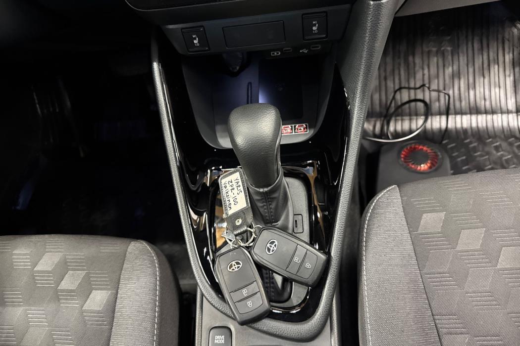 TOYOTA YARIS 2025