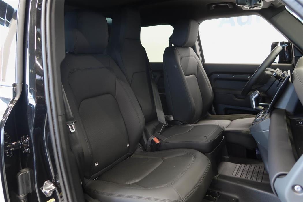 Land Rover Defender 2026