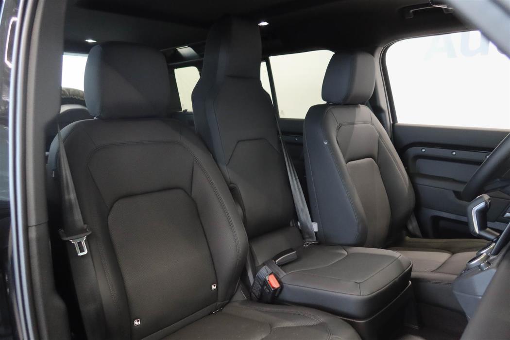 Land Rover Defender 2026