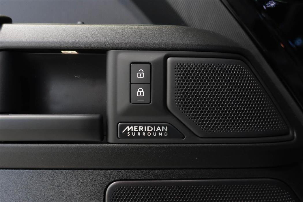 Land Rover Defender 2026