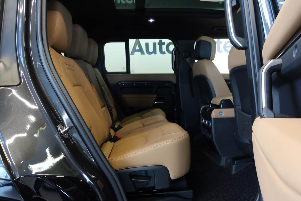 Land Rover Defender 2025