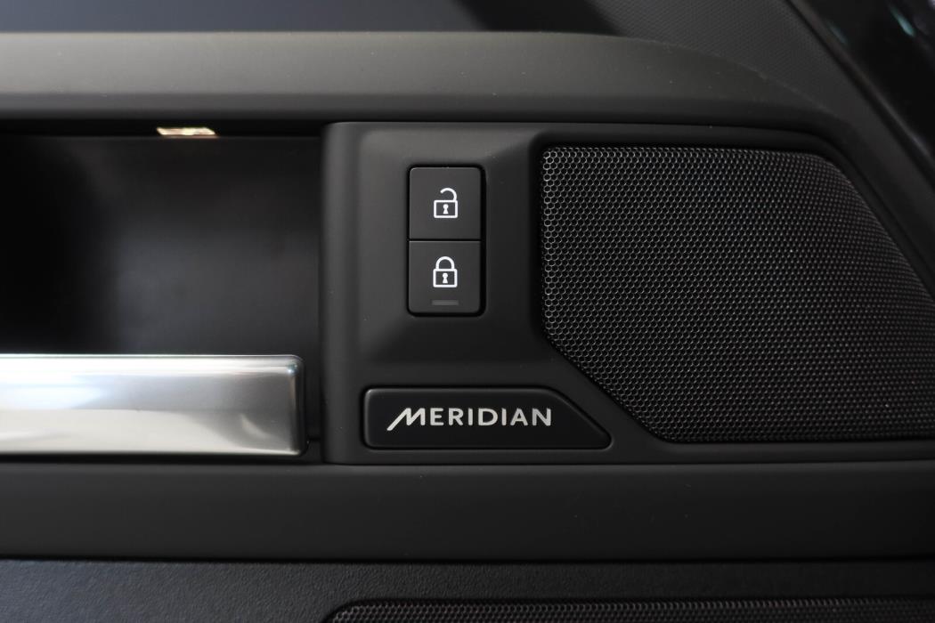 Land Rover Defender 2025