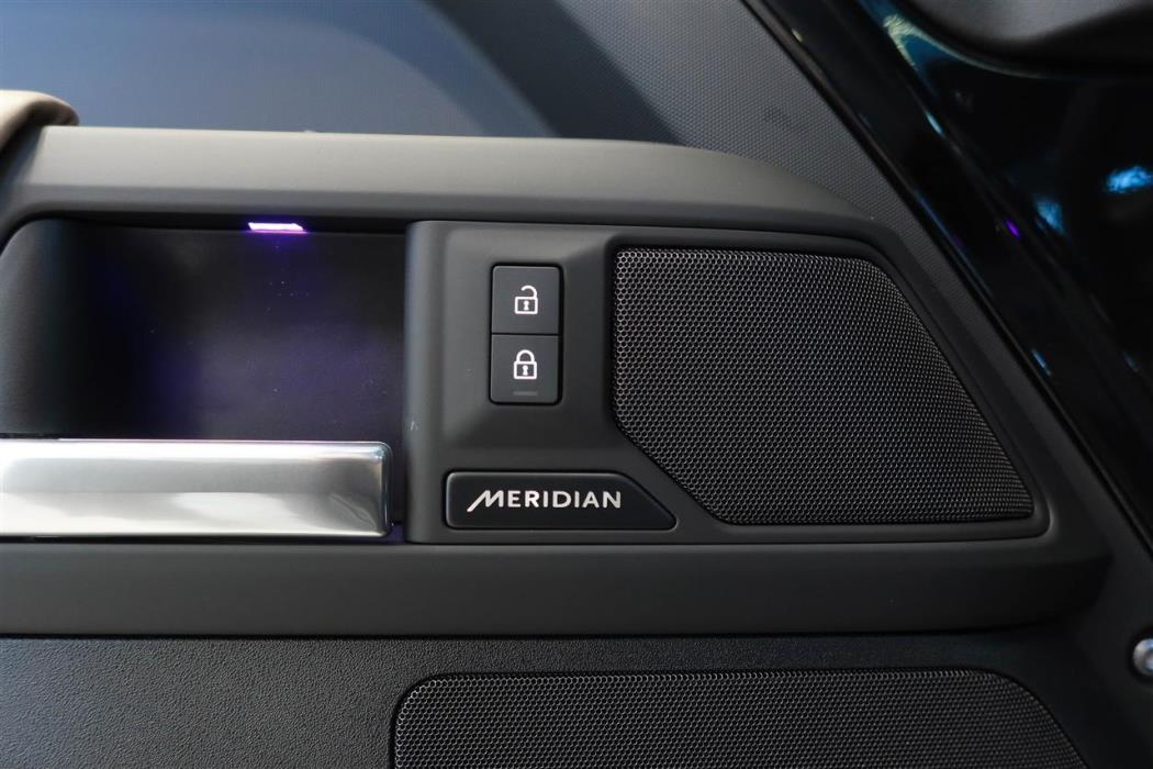 Land Rover Defender 2025